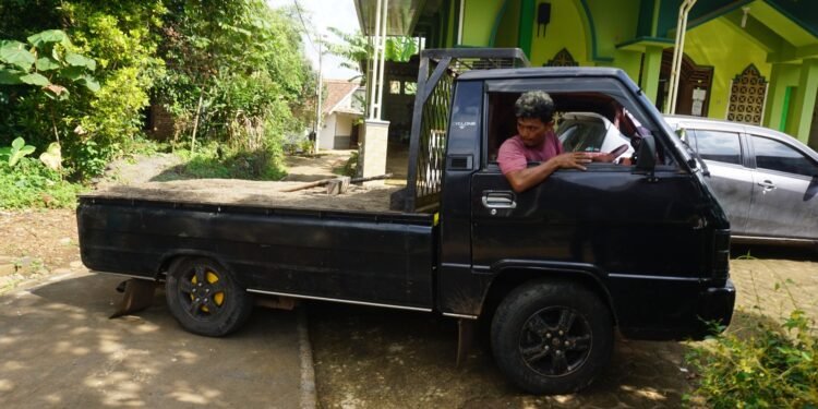 TNI dan Warga Berjibaku Turunkan Material Pasir  ‎