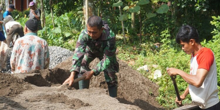 TNI dan Warga Berjibaku Turunkan Material Pasir  ‎