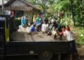 TNI dan Warga Berjibaku Turunkan Material Pasir  ‎