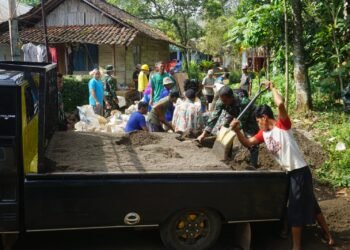 TNI dan Warga Berjibaku Turunkan Material Pasir 
