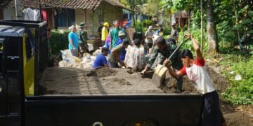 TNI dan Warga Berjibaku Turunkan Material Pasir 