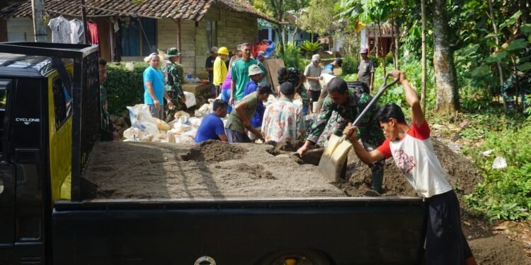 TNI dan Warga Berjibaku Turunkan Material Pasir 