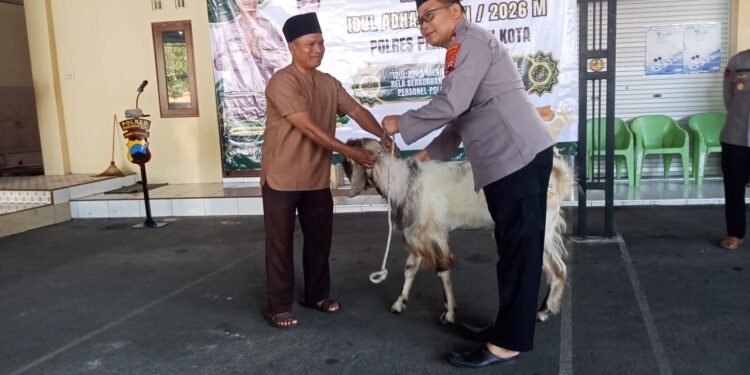 Semangat Iduladha, Polres Pekalongan Kota Berbagi Hewan Kurban kepada YBPI dan 15 Lembaga Sosial