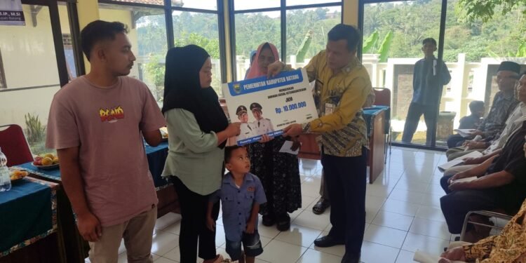 Lindungi Pekerja Informal, BPJS Ketenagakerjaan Batang Serahkan Santunan JKM dan JKK