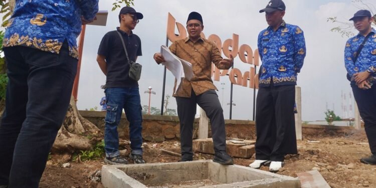 Bupati Batang Sidak Pembangunan Trotoar Alun-Alun Bandar