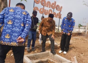 Bupati Batang Sidak Pembangunan Trotoar Alun-Alun Bandar