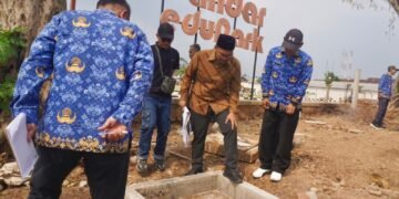 Bupati Batang Sidak Pembangunan Trotoar Alun-Alun Bandar
