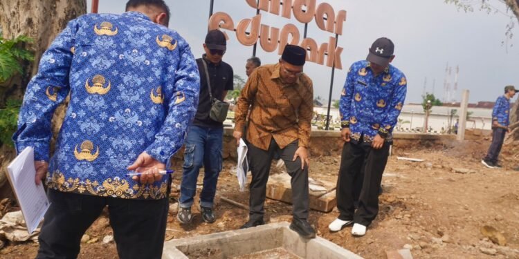 Bupati Batang Sidak Pembangunan Trotoar Alun-Alun Bandar