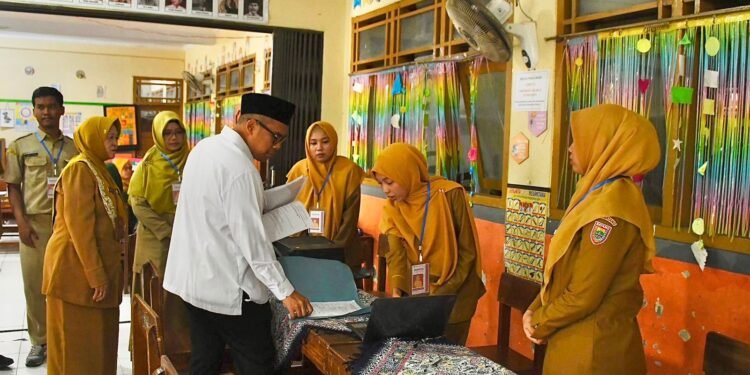 Tak Ingin Ada Kendala, Bupati Batang Tinjau Langsung Proses Pendaftaran SPMB