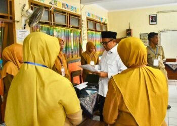 Tak Ingin Ada Kendala, Bupati Batang Tinjau Langsung Proses Pendaftaran SPMB
