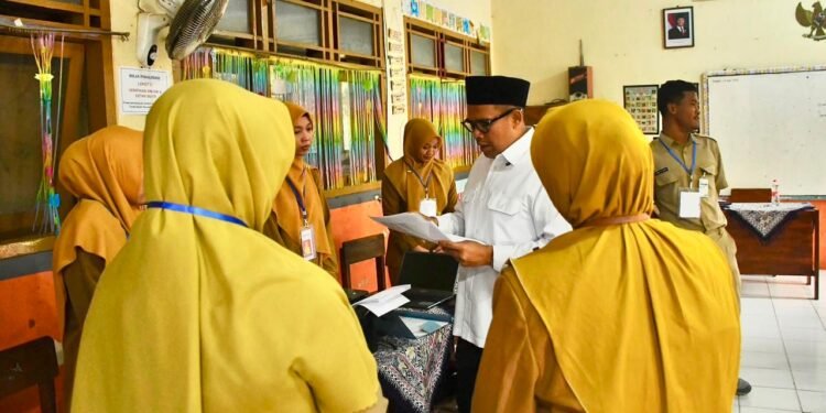 Tak Ingin Ada Kendala, Bupati Batang Tinjau Langsung Proses Pendaftaran SPMB