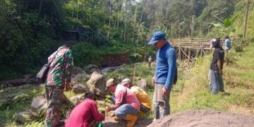 Semangat Kerja Keras untuk membangun Jembatan Gantung Garuda