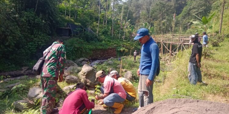 Semangat Kerja Keras untuk membangun Jembatan Gantung Garuda