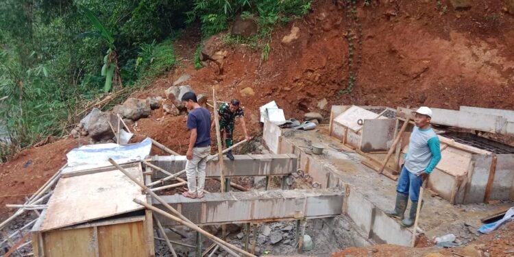 Semangat Kerja Keras untuk membangun Jembatan Gantung Garuda