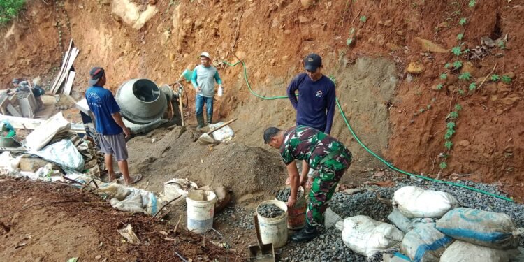 Semangat Kerja Keras untuk membangun Jembatan Gantung Garuda