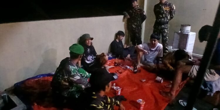 ‎Babinsa 02/Limpung Bersama Komponen Masyarakat Melaksakana Patroli keamanan 