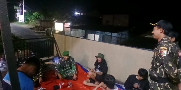 ‎Babinsa 02/Limpung Bersama Komponen Masyarakat Melaksakana Patroli keamanan 