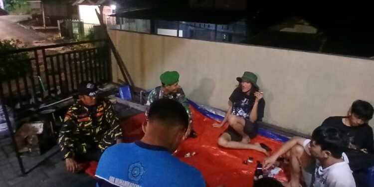 ‎Babinsa 02/Limpung Bersama Komponen Masyarakat Melaksakana Patroli keamanan 