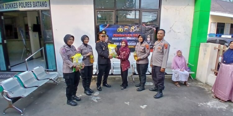 Sambut Hari Bhayangkara ke-80, Polres Batang Bagikan 1 Ton Beras SPHP dan Sembako Gratis untuk Warga