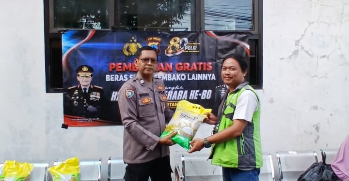 Sambut Hari Bhayangkara ke-80, Polres Batang Bagikan 1 Ton Beras SPHP dan Sembako Gratis untuk Warga