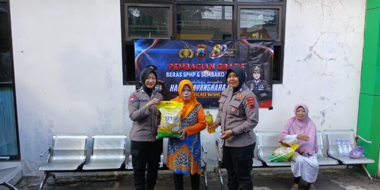 Sambut Hari Bhayangkara ke-80, Polres Batang Bagikan 1 Ton Beras SPHP dan Sembako Gratis untuk Warga