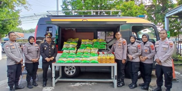 Sambut Hari Bhayangkara ke-80, Polres Batang Bagikan 1 Ton Beras SPHP dan Sembako Gratis untuk Warga