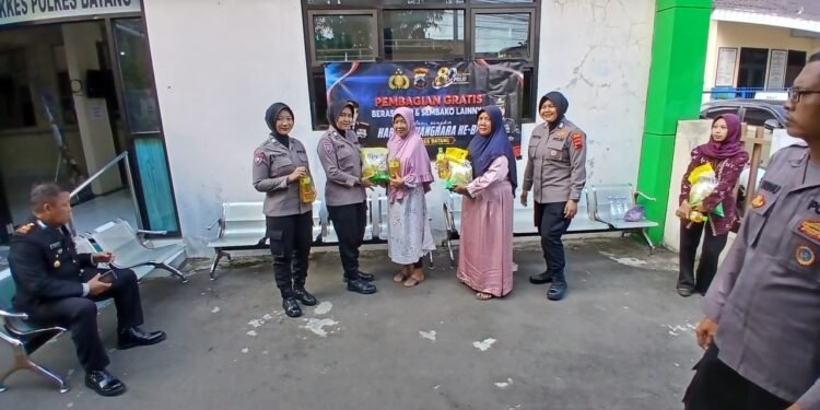 Sambut Hari Bhayangkara ke-80, Polres Batang Bagikan 1 Ton Beras SPHP dan Sembako Gratis untuk Warga