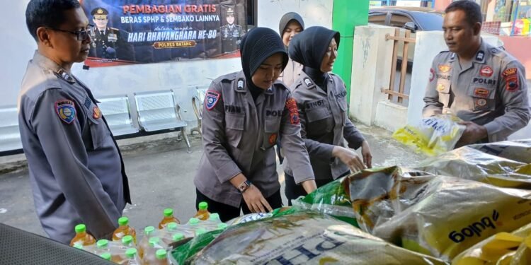 Sambut Hari Bhayangkara ke-80, Polres Batang Bagikan 1 Ton Beras SPHP dan Sembako Gratis untuk Warga