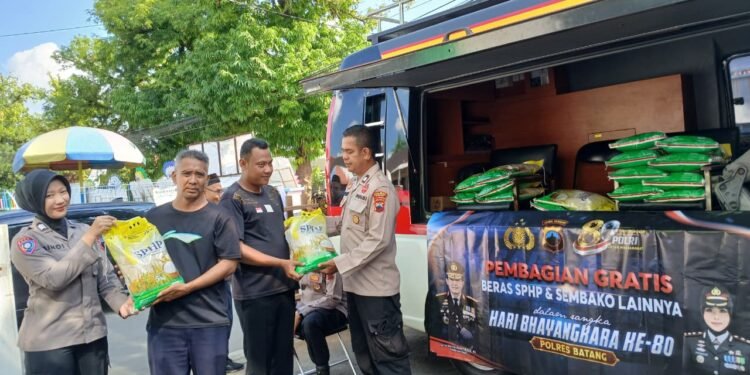 Sambut Hari Bhayangkara ke-80, Polres Batang Bagikan 1 Ton Beras SPHP dan Sembako Gratis untuk Warga