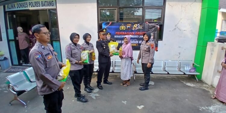 Sambut Hari Bhayangkara ke-80, Polres Batang Bagikan 1 Ton Beras SPHP dan Sembako Gratis untuk Warga