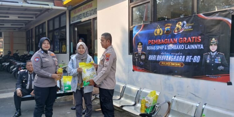 Sambut Hari Bhayangkara ke-80, Polres Batang Bagikan 1 Ton Beras SPHP dan Sembako Gratis untuk Warga