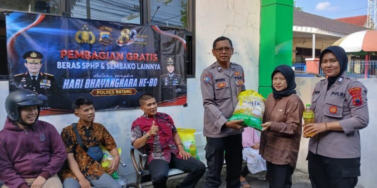 Sambut Hari Bhayangkara ke-80, Polres Batang Bagikan 1 Ton Beras SPHP dan Sembako Gratis untuk Warga