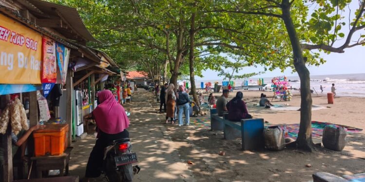 Libur Sekolah Kunjungan Pantai Ujungnegoro Batang Naik 10 Persen