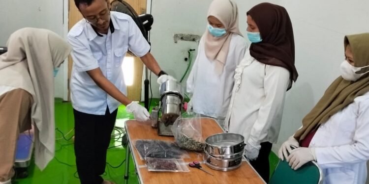 KUPS Perempuan Batang Tingkatkan Nilai Pengolahan Bunga Telang dan Rosella
