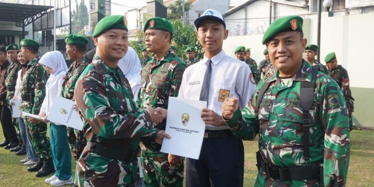 Komandan Kodim 0736/Batang Berikan Beasiswa Kepada Anak Anggota Berprestasi