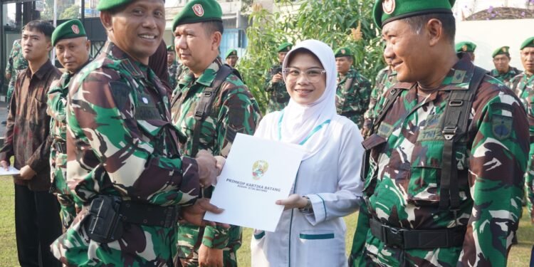 Komandan Kodim 0736/Batang Berikan Beasiswa Kepada Anak Anggota Berprestasi