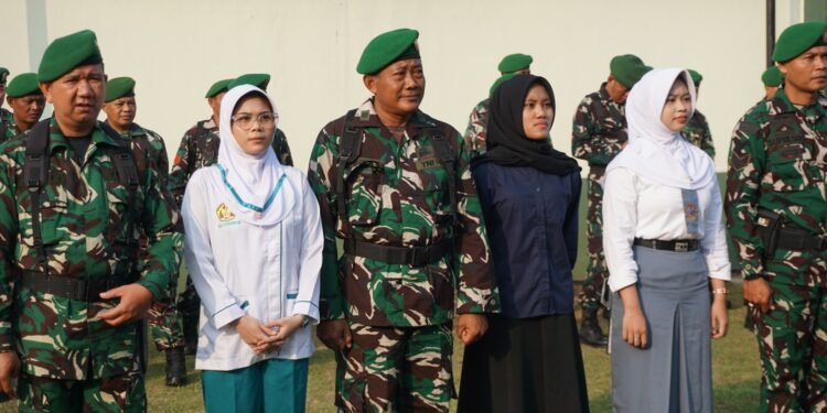 Komandan Kodim 0736/Batang Berikan Beasiswa Kepada Anak Anggota Berprestasi
