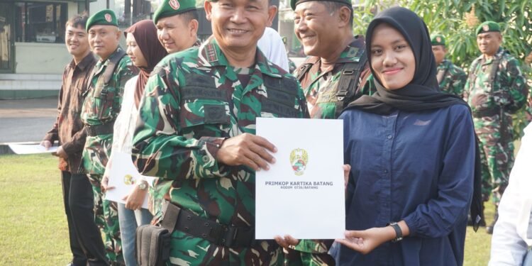 Komandan Kodim 0736/Batang Berikan Beasiswa Kepada Anak Anggota Berprestasi