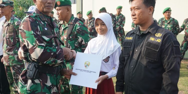 Komandan Kodim 0736/Batang Berikan Beasiswa Kepada Anak Anggota Berprestasi