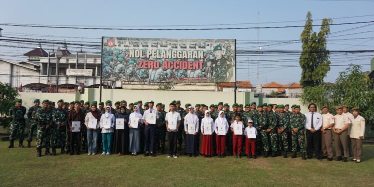 Komandan Kodim 0736/Batang Berikan Beasiswa Kepada Anak Anggota Berprestasi