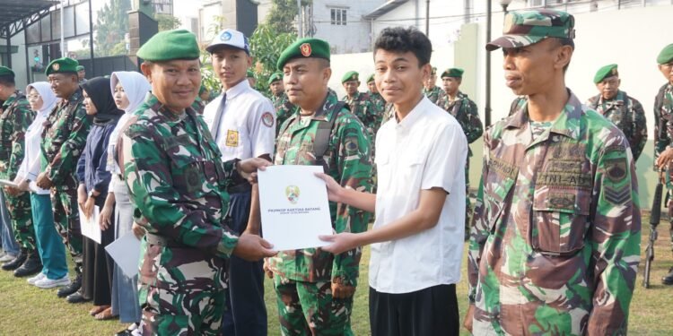 Komandan Kodim 0736/Batang Berikan Beasiswa Kepada Anak Anggota Berprestasi