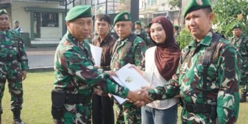 Komandan Kodim 0736/Batang Berikan Beasiswa Kepada Anak Anggota Berprestasi