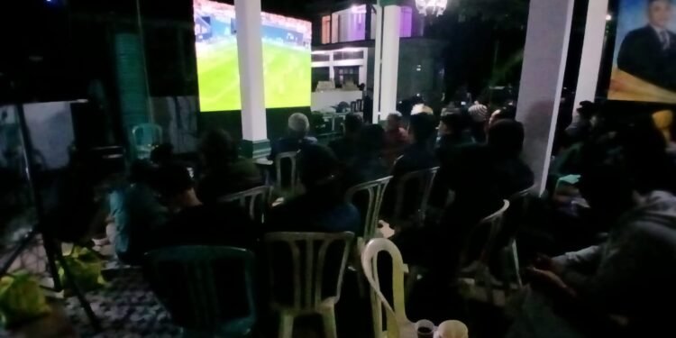 Seru!!! TNI dan Warga Nobar Laga Semi Final Piala Dunia Argentina versus Ingris