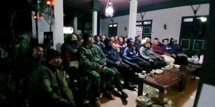 Seru!!! TNI dan Warga Nobar Laga Semi Final Piala Dunia Argentina versus Ingris