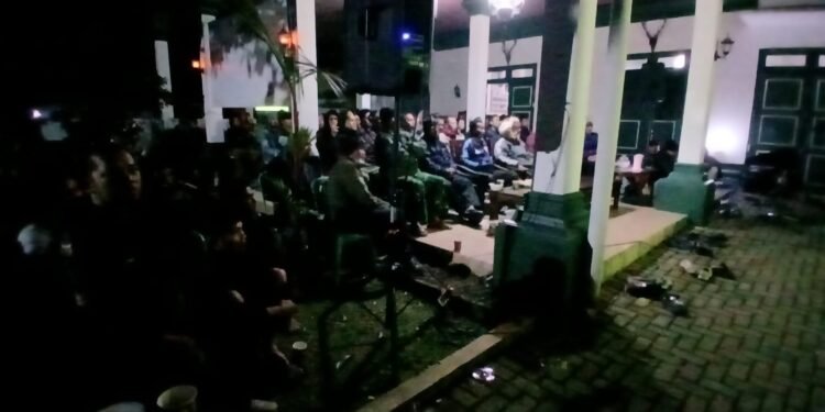 Seru!!! TNI dan Warga Nobar Laga Semi Final Piala Dunia Argentina versus Ingris