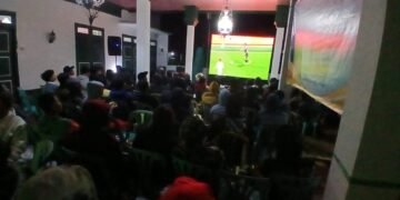 Seru!!! TNI dan Warga Nobar Laga Semi Final Piala Dunia Argentina versus Ingris