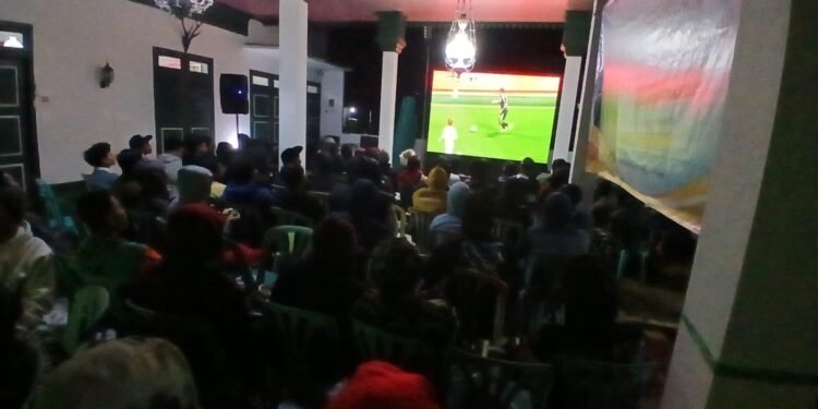 Seru!!! TNI dan Warga Nobar Laga Semi Final Piala Dunia Argentina versus Ingris