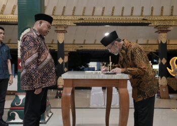 Kukuhkan Pimpinan BAZNAS Sleman, Bupati Harda Kiswaya Tekankan Semangat Kepemimpinan “Hayem Hayom”