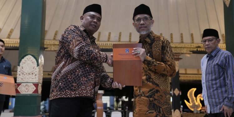Kukuhkan Pimpinan BAZNAS Sleman, Bupati Harda Kiswaya Tekankan Semangat Kepemimpinan “Hayem Hayom”