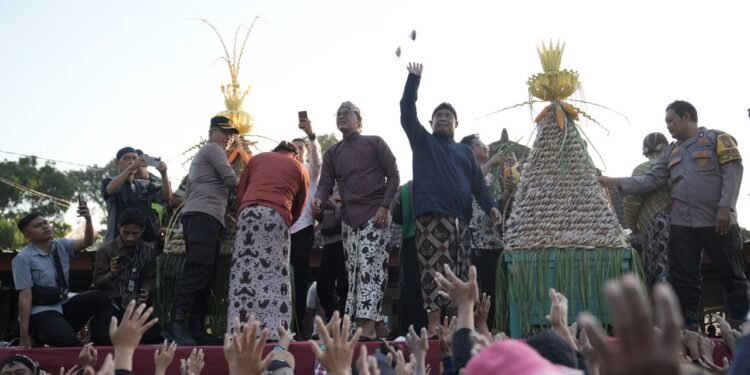 Upacara Adat Saparan Ki Ageng Wonolelo ke-59, 1,5 Ton Kue Apem Disebar Ke Warga
